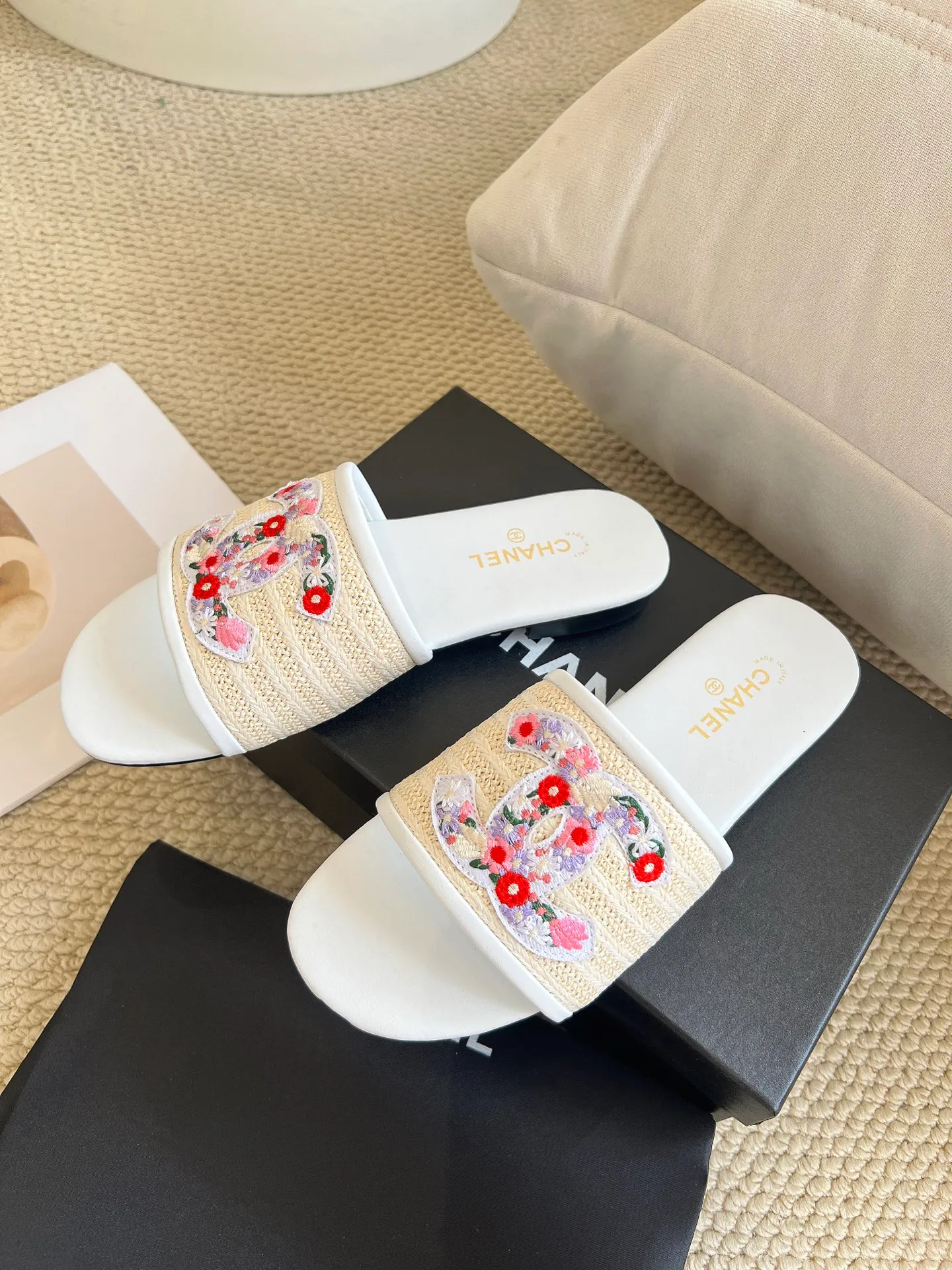 👟👟Ex-factory price 340👟👟 Genuine leather sole +30 CHANEL, the upper uses three-dimensional electric embroidery technology, the upper foot is comfortable, soft and breathable, must-have size 35-43 every day, leather sole +30